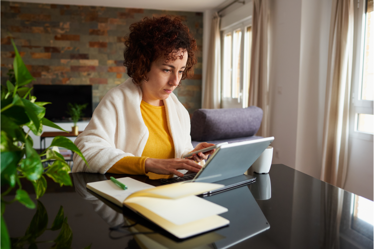 Femme en télétravail