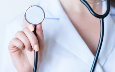 une femme en chemise blanche tenant un stéthoscope