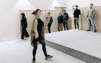 Une femme s'amuse sur une scène de théâtre.