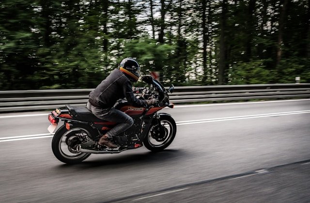Les caractéristiques clés qui distinguent une moto de touring d’une moto classique