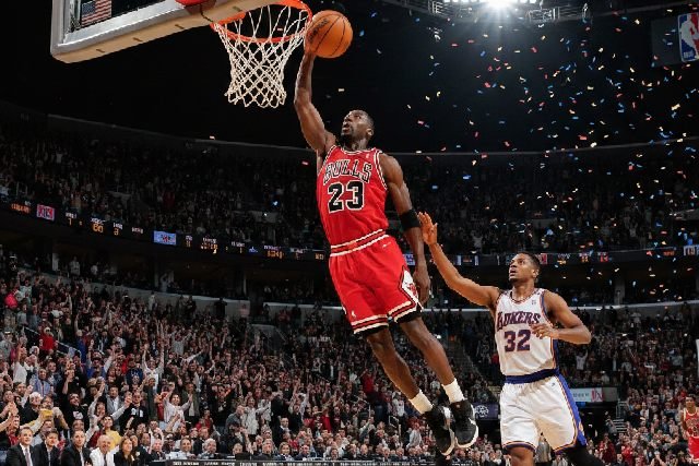 Les 10 dunks les plus spectaculaires qui ont marqué l&rsquo;histoire du basketball