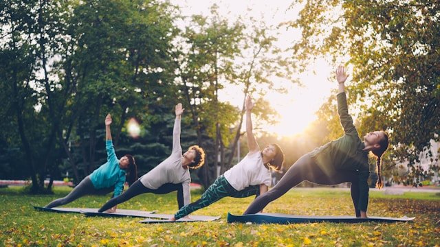 Découvrez les bienfaits uniques du yoga en plein air : une expérience hors du commun