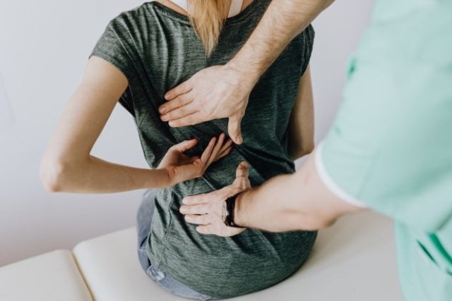 Soulager les douleurs chroniques grâce à l’ostéopathie à distance : une thérapeutique Soulager les douleurs chroniques grâce à l’ostéopathie à distance : une thérapeutique