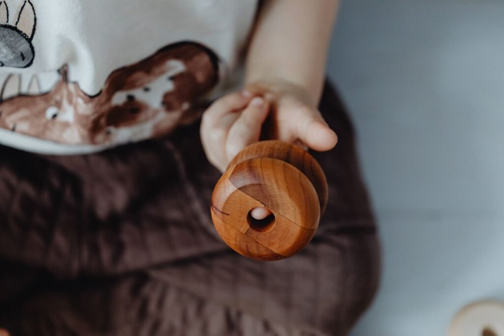 Hochet en bois naturel : l&rsquo;éveil sensoriel du nouveau-né