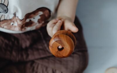 Hochet en bois naturel : l'éveil sensoriel du nouveau-né