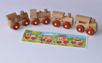 Quatre wagons en bois et une carte illustrée posés sur fond blanc