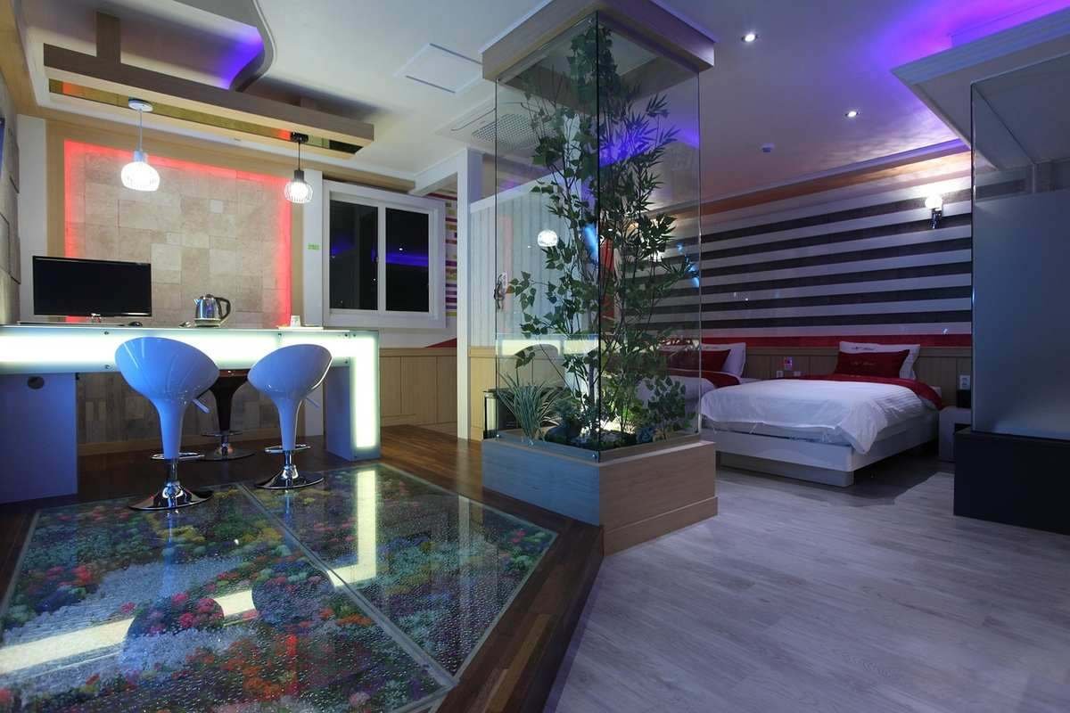 Intérieur d'un appartement avec salon, lit, bureau et plantes Intérieur d'un appartement avec salon, lit, bureau et plantes