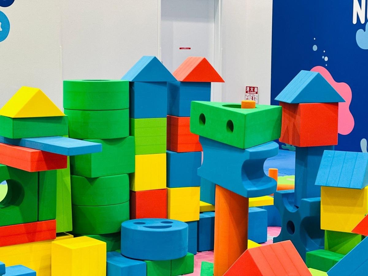 Blocs de construction colorés empilés en tours et formes variées Blocs de construction colorés empilés en tours et formes variées