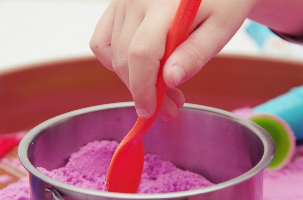 Pourquoi les tout-petits adorent transvaser graines et eau Pourquoi les tout-petits adorent transvaser graines et eau